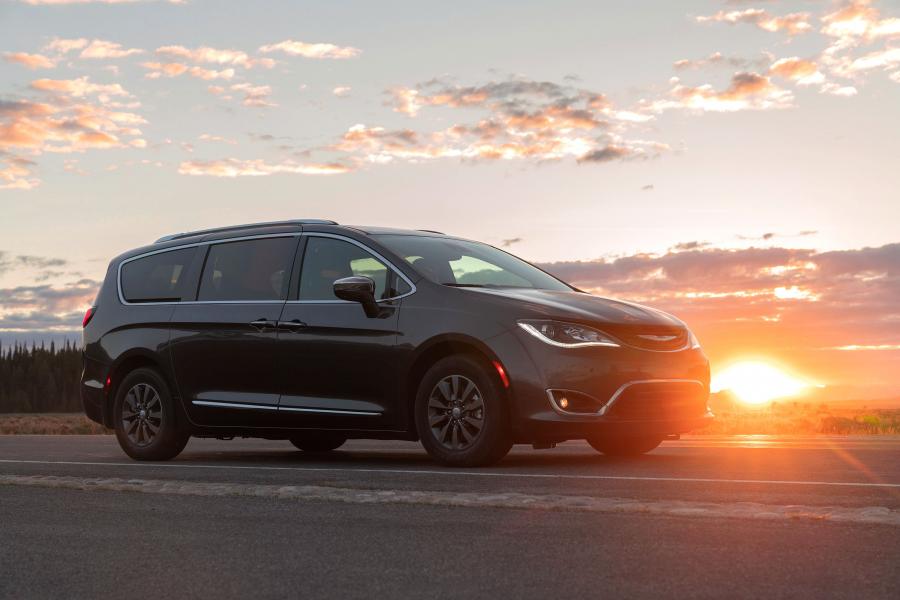  Chrysler Pacifica Hybrid Limited (RU) 2016 года  (фото 36 из 40)